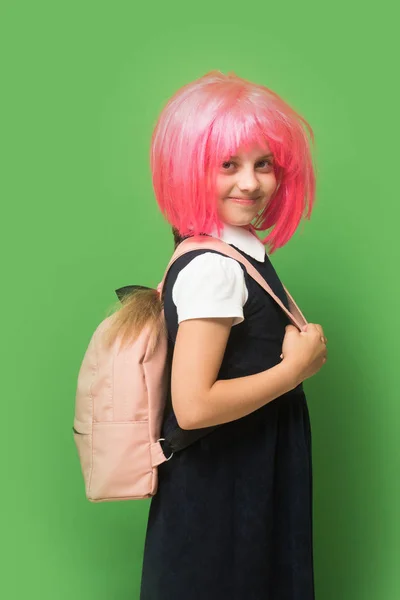 Flicka med ryggsäck i ljus färg. Snålt med glada ansikte — Stockfoto