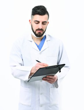 Ameliyat maskesi üzerine beyaz izole adam. Doktor sakallı