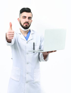 Tedavi ve tıbbi teknolojileri kavramı. Doktora ameliyat maskesi