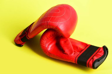 Kırmızı boks eldivenleri ile aktif yaşam tarzı kavramı