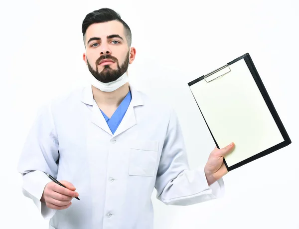 Concepto de servicios de tratamiento y ambulancia. Doctor con barba sostiene carpeta —  Fotos de Stock