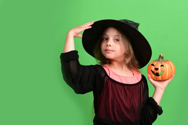 Kid in zwarte heks hoed, jurk en lachend gezicht — Stockfoto