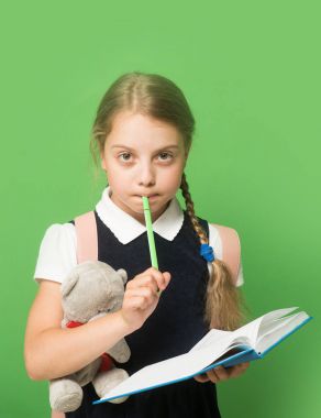 Çalış ve okul konseptine dön. Okul üniformalı çocuk.