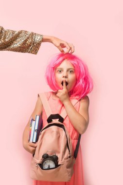 Okula dönmek ve öğrenme konsepti. Çalar saati olan çocuk