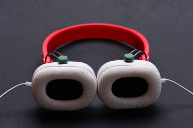 Hobi, eğlence ve müzik kavramı. Kulaklıklar beyaz ve kırmızı
