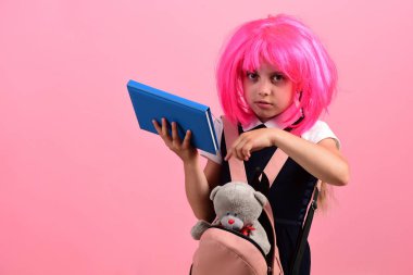 Öğrenci okul üniformalı: okul ve eğitim kavramı başa