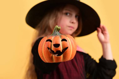 Kara Cadı şapka ve kıyafet evlat. Cadılar Bayramı partisi konsepti