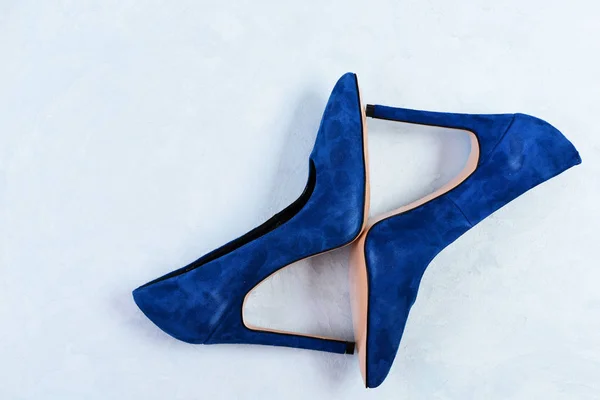 Синие туфли на высоком каблуке на светло-голубом фоне. Женская обувь — стоковое фото