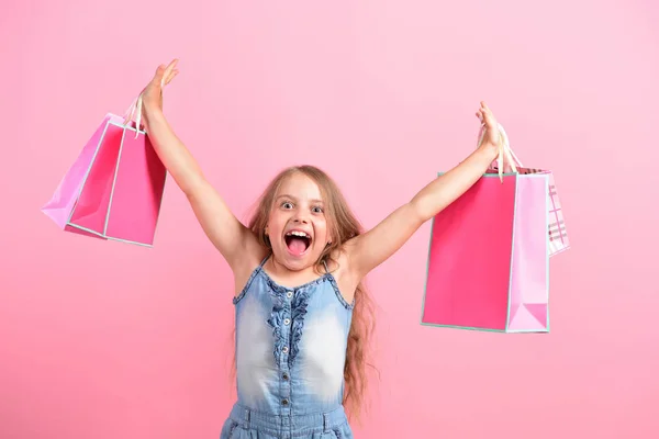 Meisje met roze boodschappentassen. Verkoop en shopping concept — Stockfoto