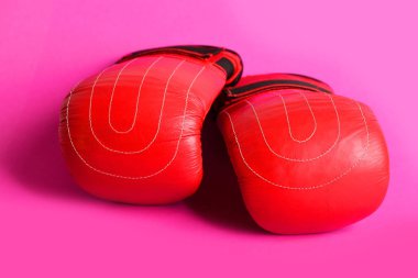 Pembe kırmızı boks eldivenleri ile sağlıklı yaşam fikrine