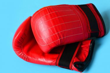 Deri boks spor giyim çifti. Camgöbeği mavi spor ekipmanları