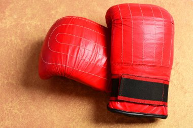 Spor donatımı sıcak bej kağıt arka plan üzerinde. Sportswe çifti