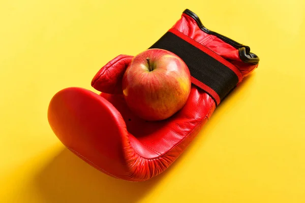 Dvojice kožené boxerské oblečení s šťavnaté červené jablko — Stock fotografie