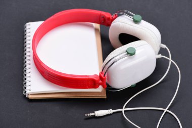 Modern ve şık kulaklıklar koyu arka plan üzerinde kapat