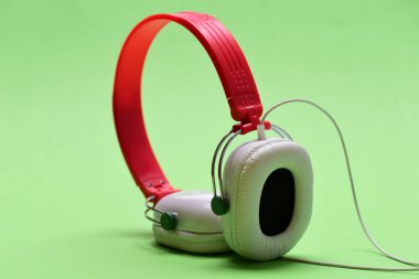 Müzik aksesuarları ve teknoloji kavramı. Modern ve şık kulaklıklar