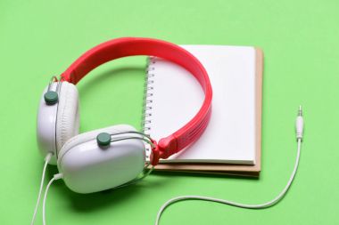 Kulaklık boş defter ile beyaz ve kırmızı renkte