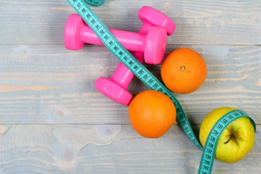 Teyp ölçme ile meyve ve sağlık kavramı, dumbell ağırlık
