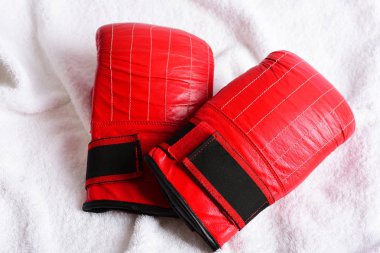 Spor ekipmanları kavramı kırmızı boks eldivenli