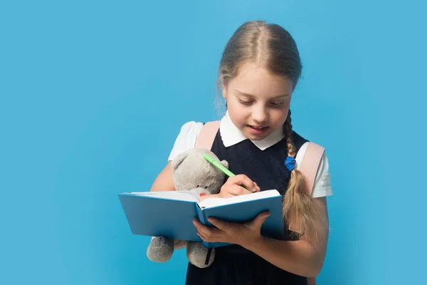 Estudiar y volver al concepto escolar. El alumno escribe en el libro — Foto de Stock