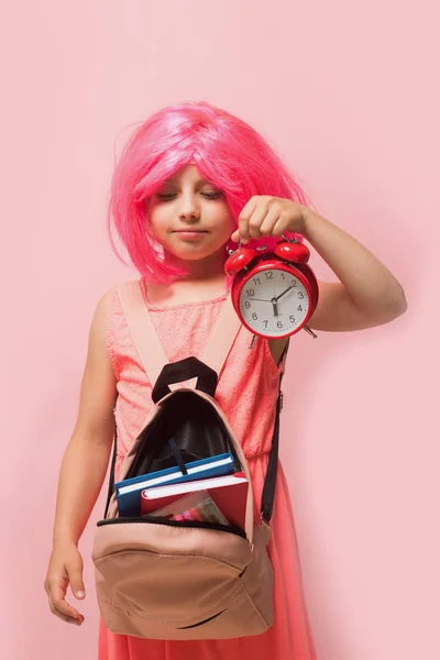 Chica en vestido rosa con mochila. Regreso al concepto escolar — Foto de Stock