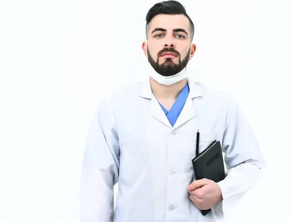 Doctor con barba sostiene cuaderno con la historia de la enfermedad actual — Foto de Stock