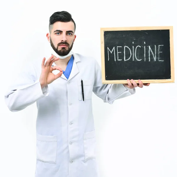 Muž s vážnou tváří v lékařské šaty izolované na bílém — Stock fotografie