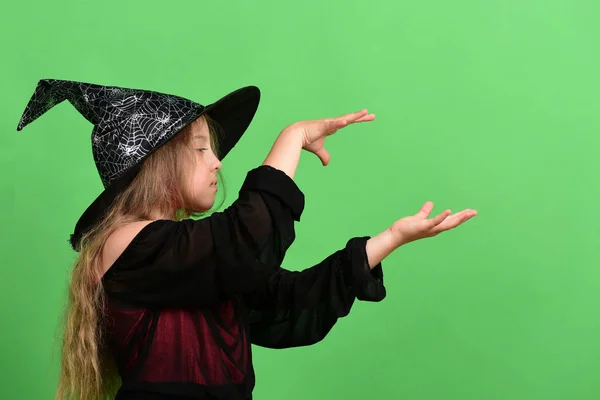 Kid in zwarte heks hoed, jurk en ernstige gezicht — Stockfoto