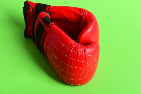 Boxhandschuhe in roter Farbe. Knock-out und starker Punch — Stockfoto