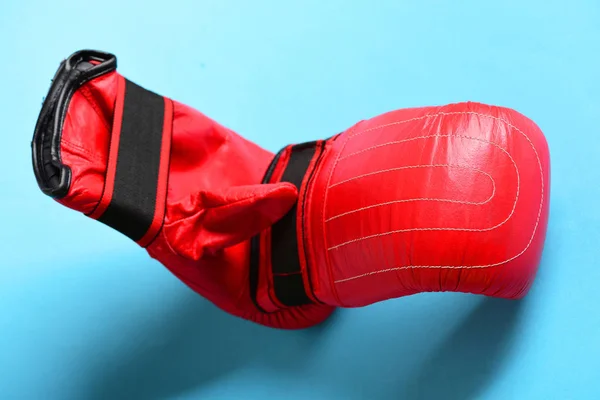 Bokshandschoenen in rode kleur. Paar lederen boksen sportkleding — Stockfoto
