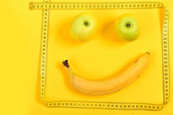 Obličej s úsměvem, vyrobený z ovoce s páskou pro měření — Stock fotografie