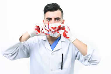 Cerrah elleri kan ve şırınga ile