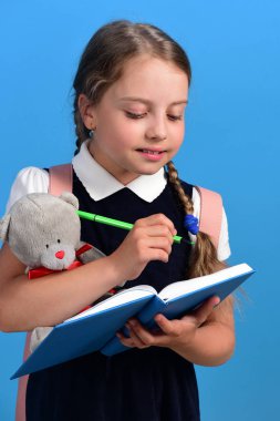 Gülümseyen ve konsantre yüzlü liseli kız.