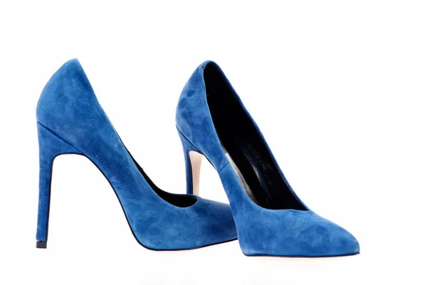 Пара синих замшевых туфель на высоком каблуке, вид сбоку — стоковое фото