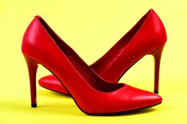Φανταχτερό Γυναικεία παπούτσια σε κόκκινο χρώμα σε κίτρινο φόντο — Φωτογραφία Αρχείου