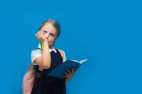 Aluno detém livro e marcador verde. Voltar ao conceito de escola — Fotografia de Stock