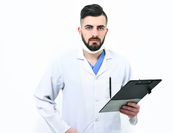 Läkare med skägg innehar clip mapp för recept — Stockfoto