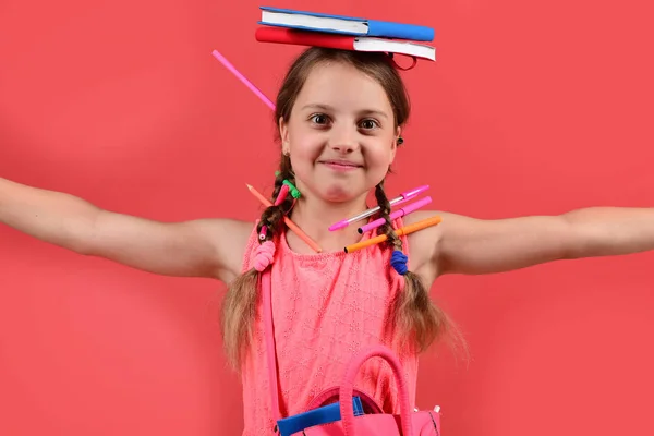 Regreso a la escuela y concepto de tarea. Alumno en vestido rosa —  Fotos de Stock