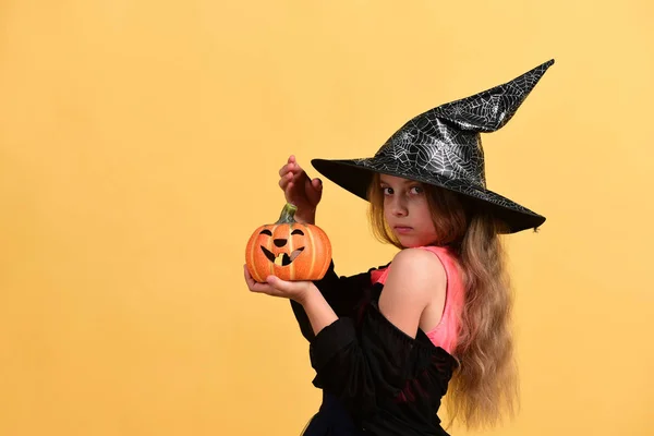 Enfant en costume de sorcière et lanterne Jack o — Photo