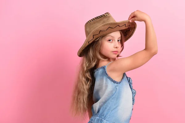 Дівчина в вишуканому вбранні тримає ковбойський капелюх — стокове фото