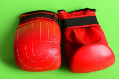 Kırmızı boks eldivenleri ile sportif ekipman