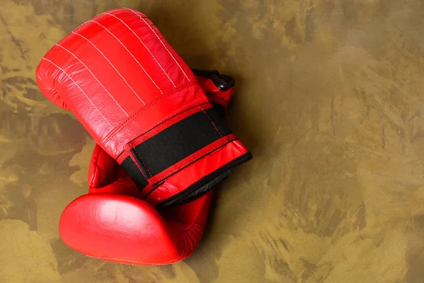 Luvas de boxe na cor vermelha. Nocaute e soco forte — Fotografia de Stock