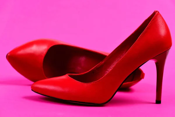 Δερμάτινα γυναικεία παπούτσια σε κόκκινο χρώμα — Φωτογραφία Αρχείου