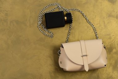 Açık bej renk ve parfüm çantanızda. Şık görünüm