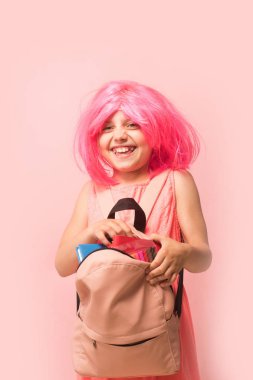 Mutlu yüzü gülüyor, izole üzerinde açık pembe renkli olan öğrenci