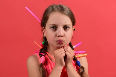 Okula ve sanat konseptine geri dönüyorum. Pembe elbiseli çocuk.