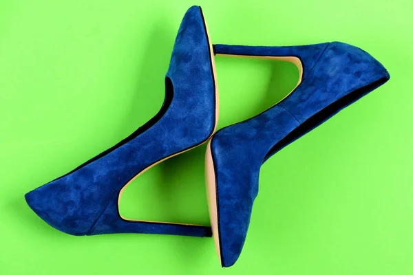 Обувь тёмно-синего цвета. Обувь на высоком каблуке на зеленом — стоковое фото