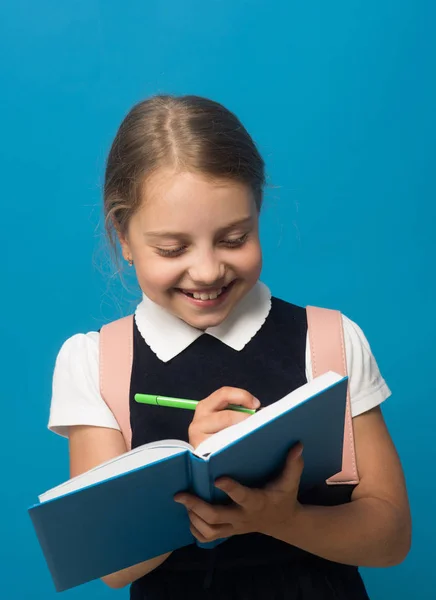 Studera och tillbaka till skolan-konceptet. Flicka med flätor — Stockfoto