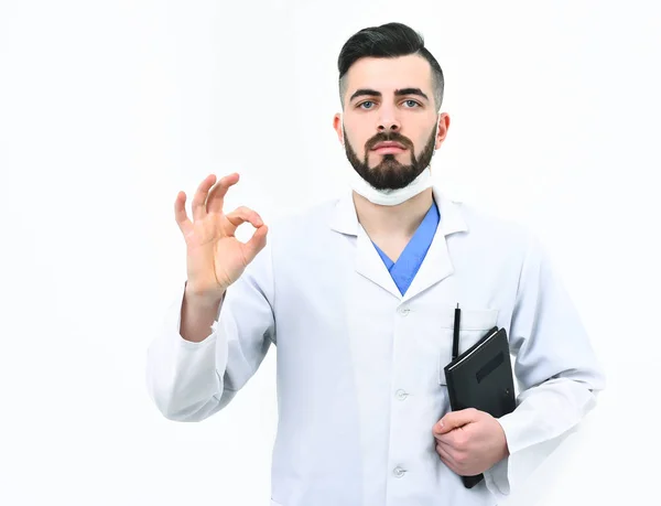Arzt mit Bart hält Notizbuch für Krankheitsgeschichte — Stockfoto