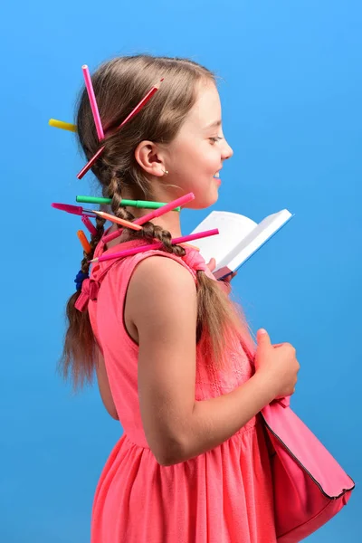 De vuelta al concepto escolar. Chica de la escuela con cara sonriente feliz —  Fotos de Stock