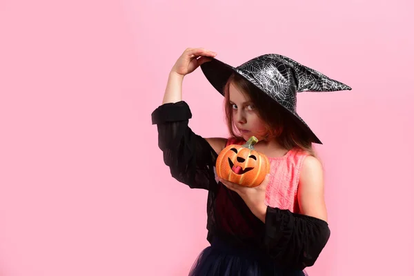 Enfant en costume de sorcière et lanterne Jack o — Photo